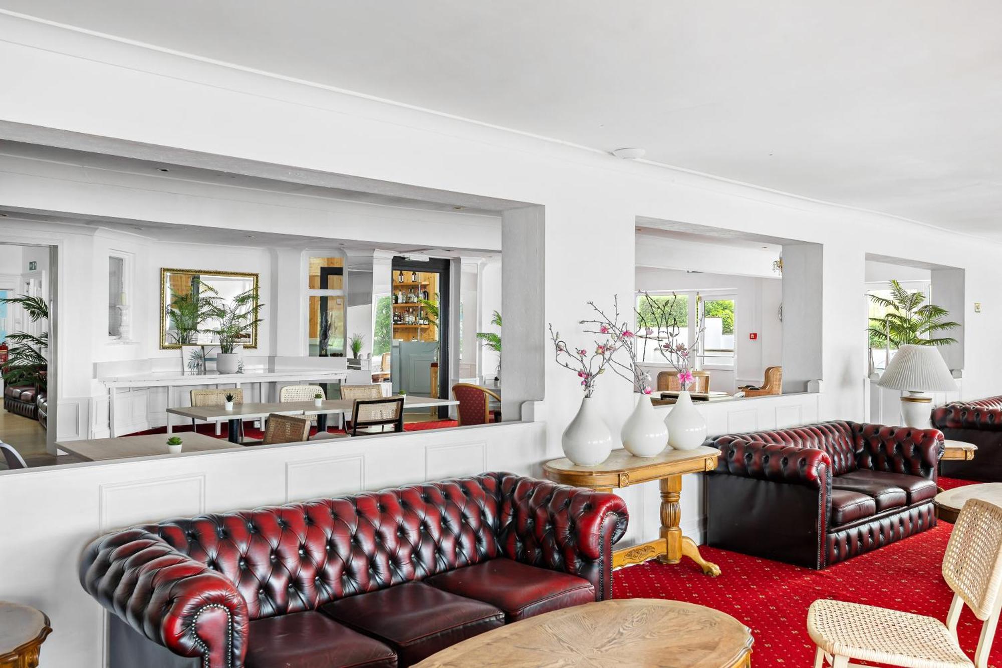 Waters Edge Hotel Торки Екстериор снимка