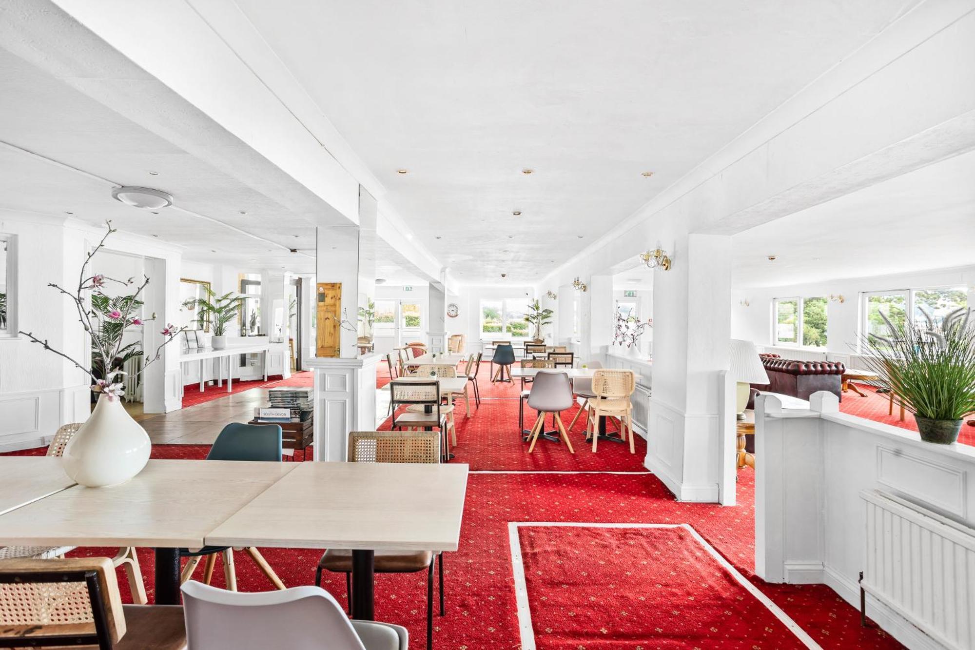 Waters Edge Hotel Торки Екстериор снимка