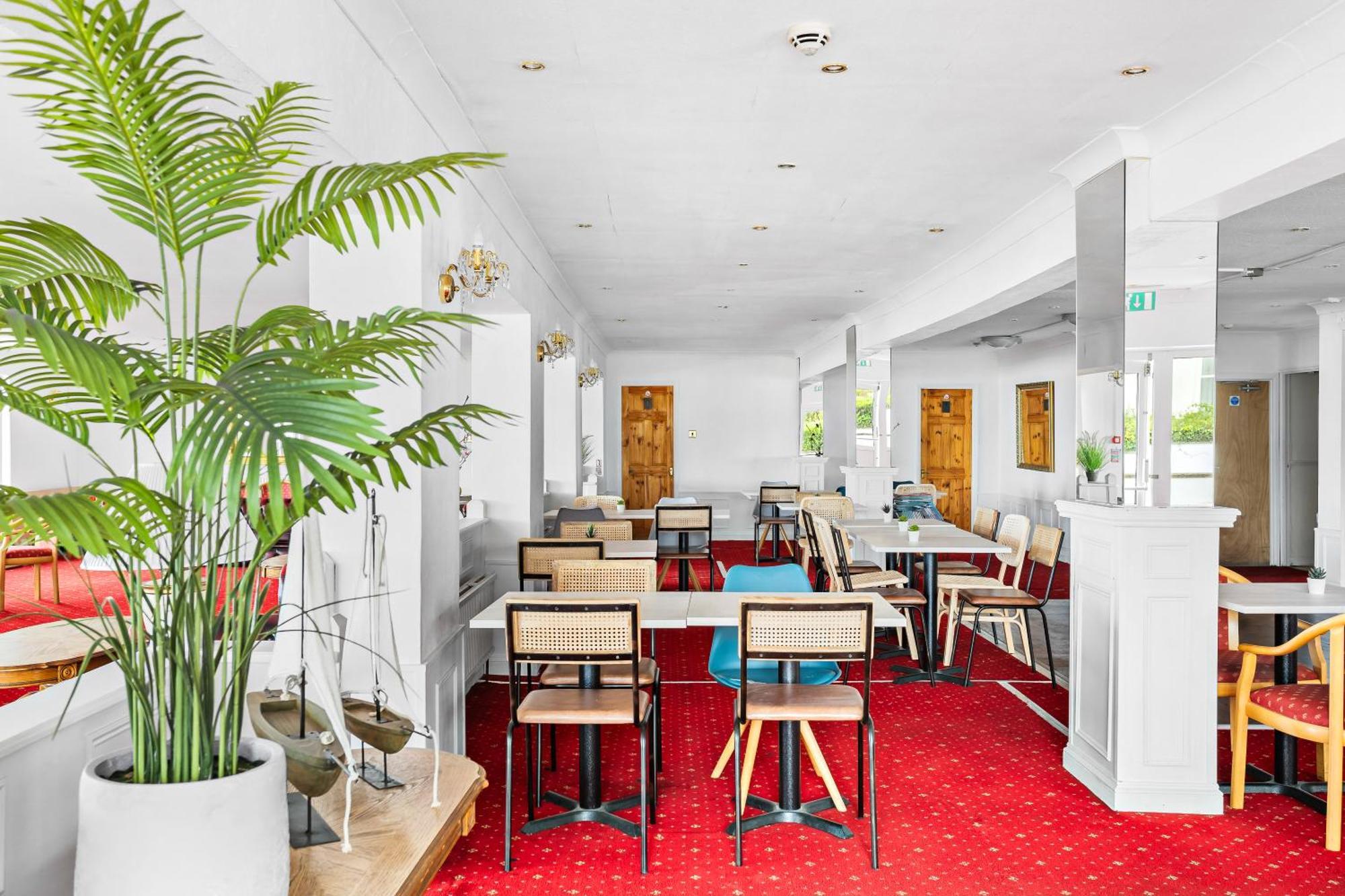 Waters Edge Hotel Торки Екстериор снимка
