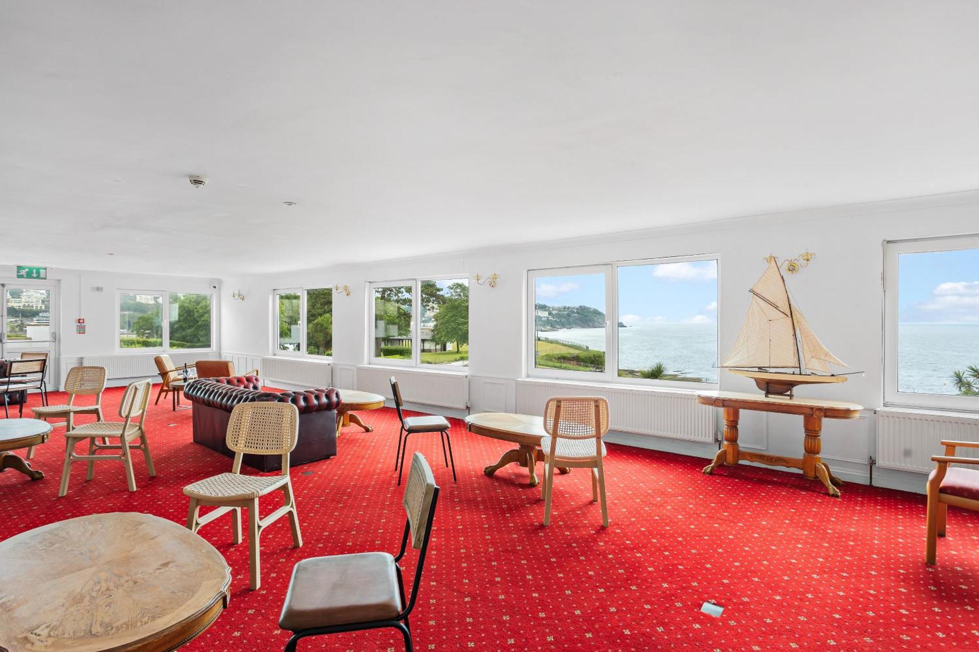 Waters Edge Hotel Торки Екстериор снимка