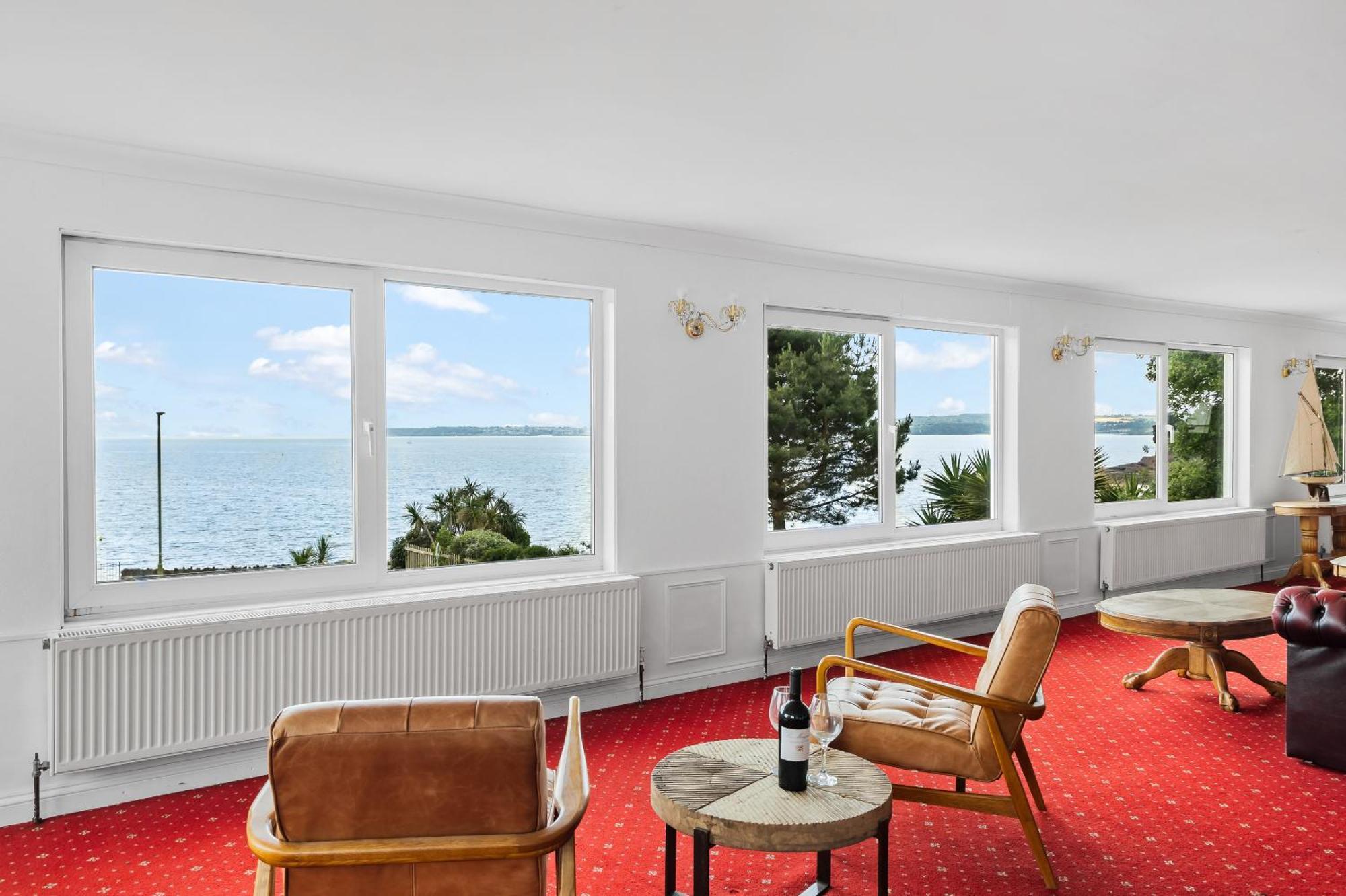 Waters Edge Hotel Торки Екстериор снимка