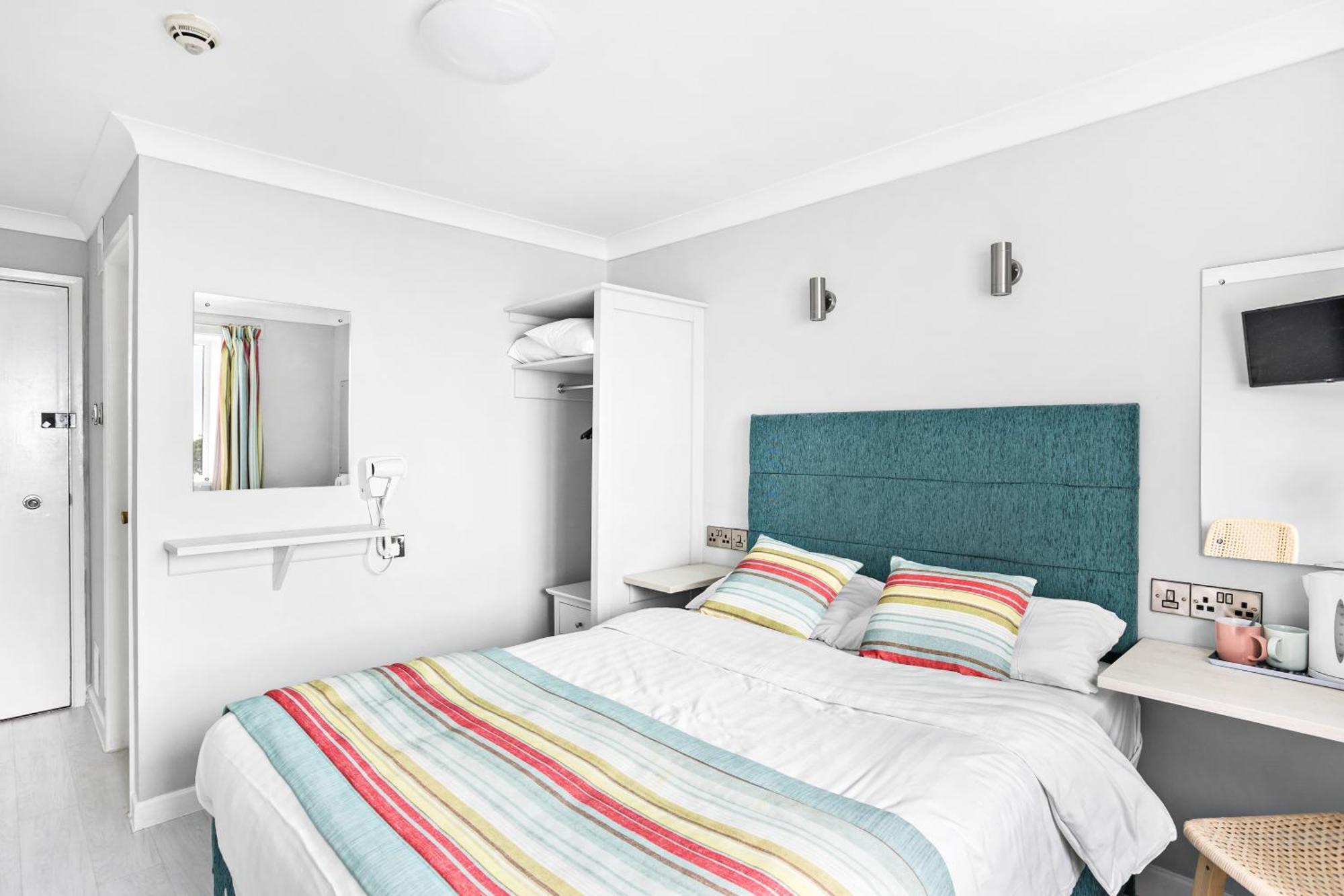 Waters Edge Hotel Торки Екстериор снимка