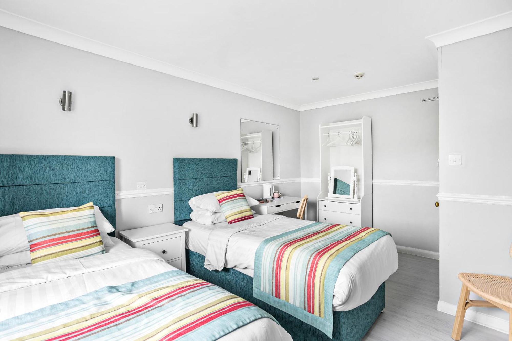 Waters Edge Hotel Торки Екстериор снимка