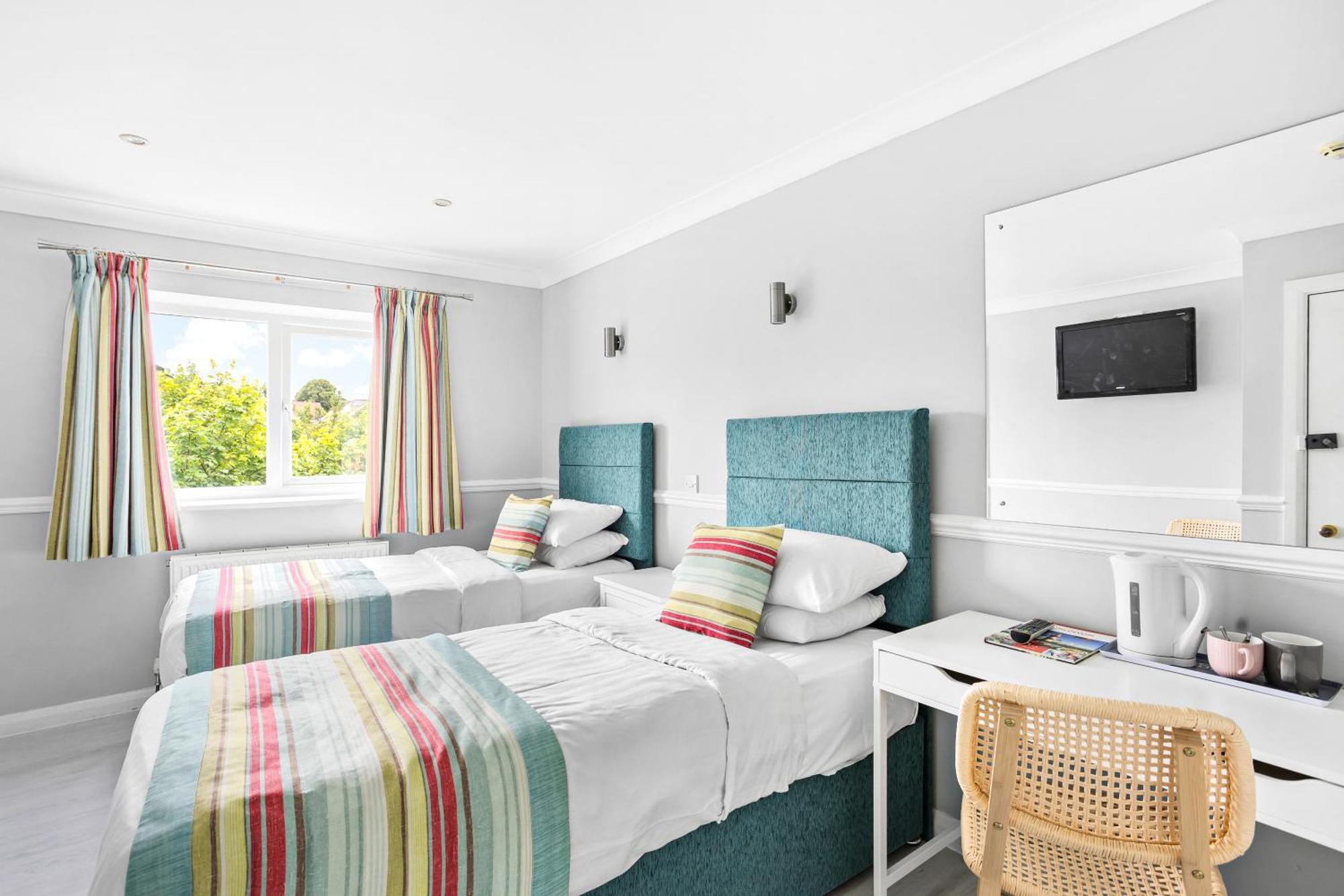 Waters Edge Hotel Торки Екстериор снимка