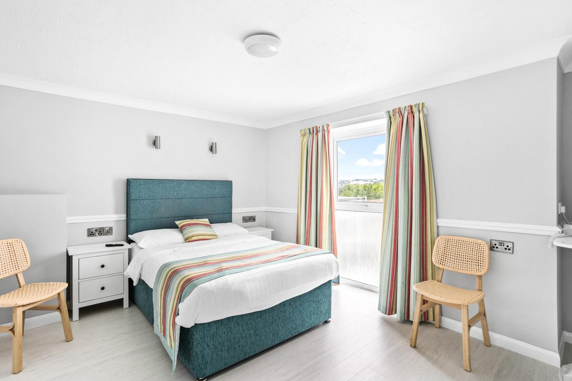 Waters Edge Hotel Торки Екстериор снимка