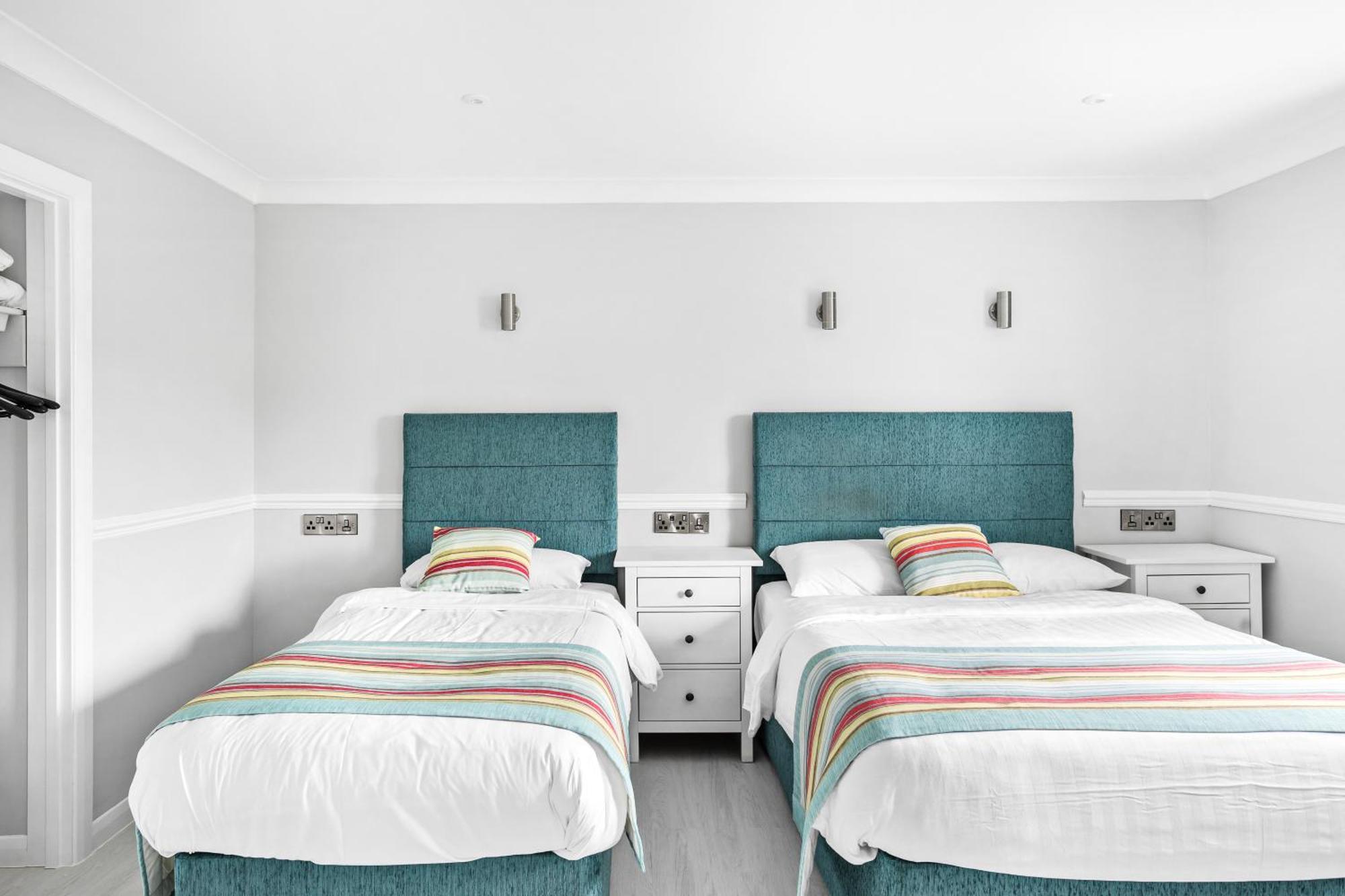 Waters Edge Hotel Торки Екстериор снимка