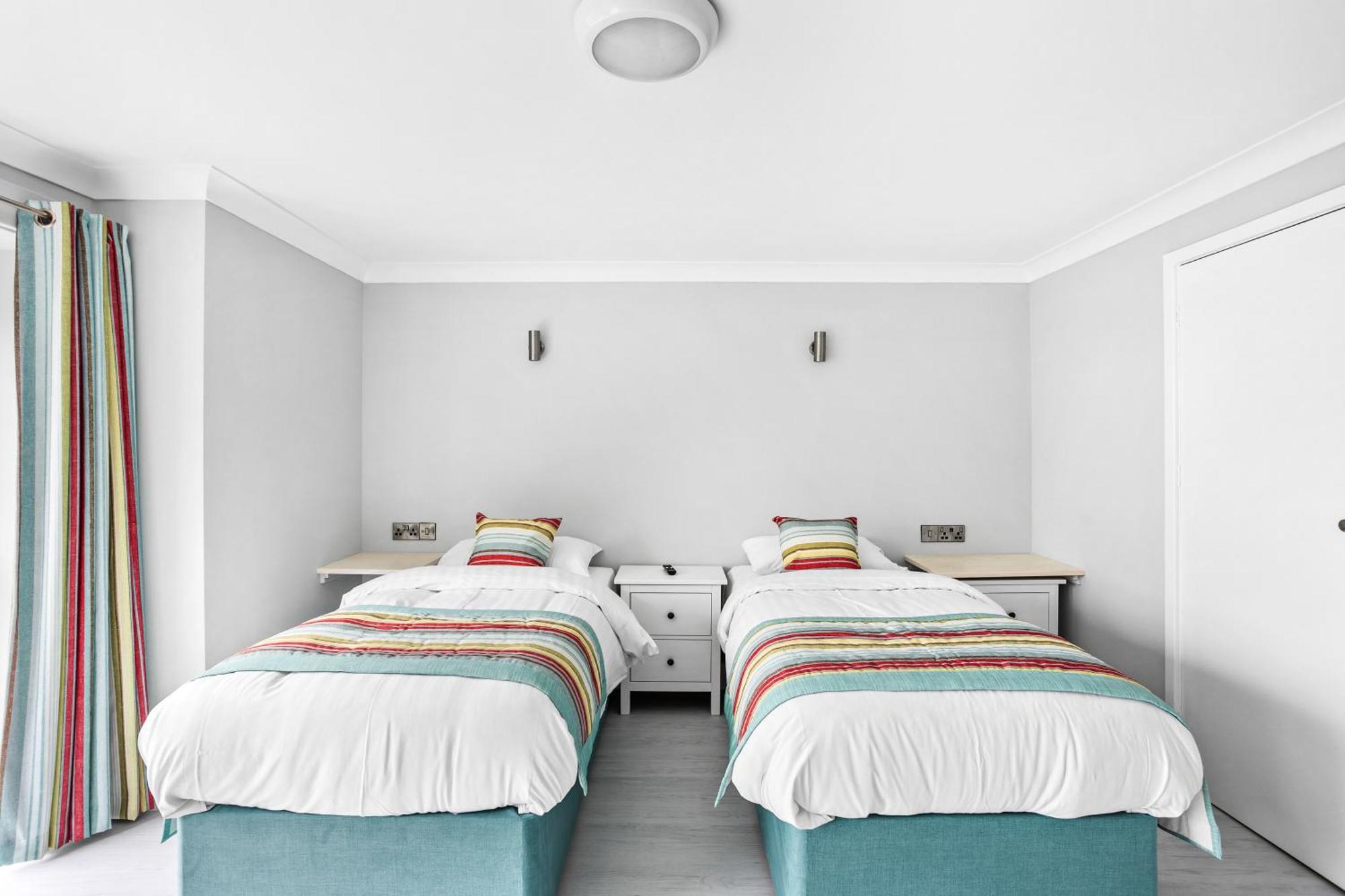 Waters Edge Hotel Торки Екстериор снимка