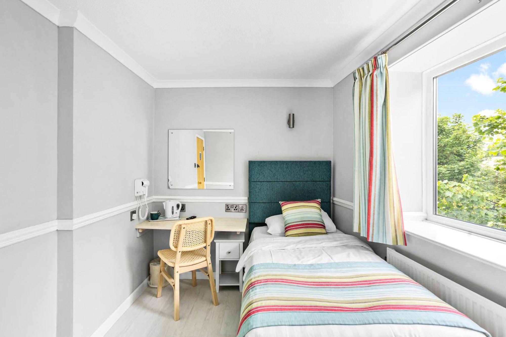 Waters Edge Hotel Торки Екстериор снимка